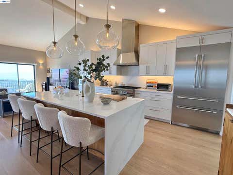 Photo of 8 Starview Dr, Oakland, CA 94618 (MLS # 41145499)
