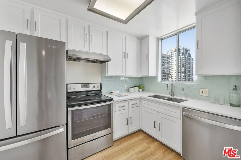 Los Angeles, California 90024, United States, 1 Bedroom Bedrooms, ,2 BathroomsBathrooms,Residential,Active,188167