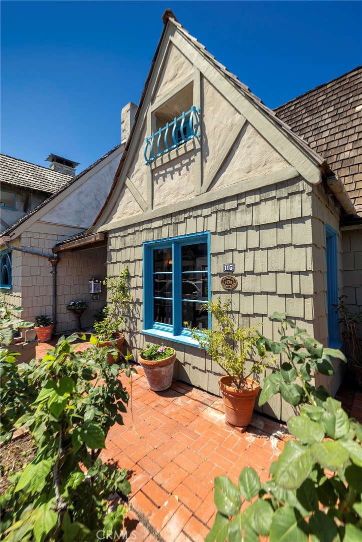 115 Apolena Avenue