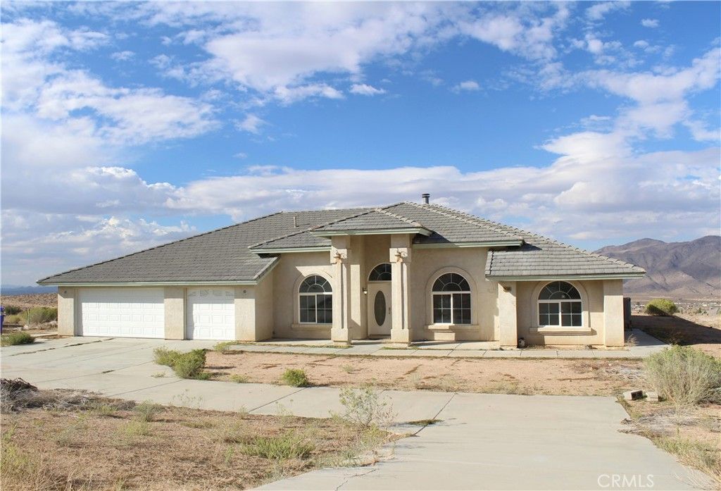 Photo of 26180 Horizon Street, Apple Valley, CA 92308 (MLS # HD26095831)