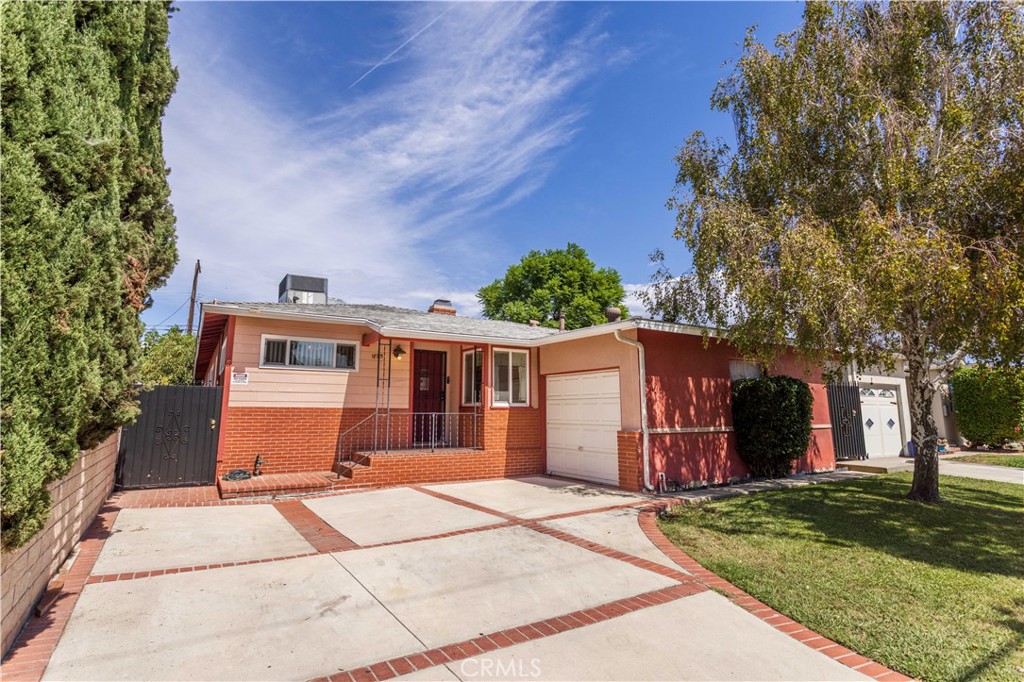 Charming 3-Bedroom Home with Bonus Room in the Heart of Reseda
Welcome to this well-maintained 3-bedroom, 2-bathroom home nestled in the desirable community of Reseda. Filled with pride of ownership, this property offers a rare bonus room that provides endless possibilities—perfect as a home office, playroom, or guest space.
The home has been lovingly cared for and is in very livable condition, with plenty of potential for modern upgrades to truly make it your own. Step outside to a beautiful backyard, an inviting space for relaxation, entertaining, or creating your dream outdoor retreat.
Ideally located near major shopping centers, banks, dining, and with quick access to freeways and multiple Metro transportation options, this property combines comfort and convenience in one prime location.
Don’t miss the opportunity to own this gem with both charm and potential in one of the Valley’s most central neighborhoods!