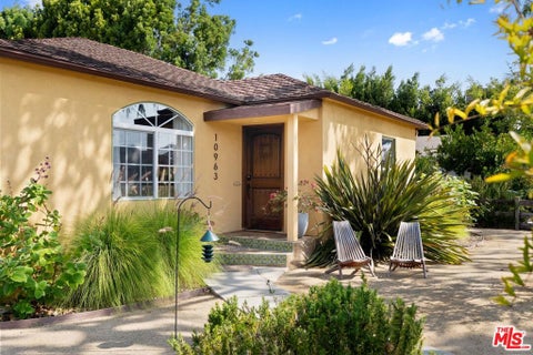 Photo of 10963 Lindblade St ST, Culver City, CA 90230 (MLS # 26845091)