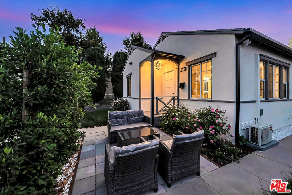 128 Lukens Place, Glendale CA 91206