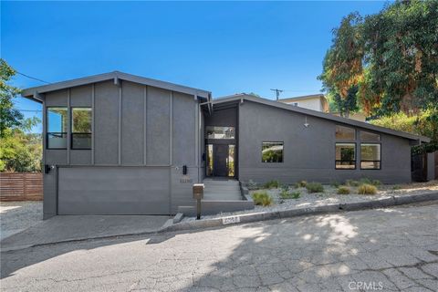 Photo of 22250 Capulin Court, Woodland Hills, CA 91364 (MLS # SR26124837)