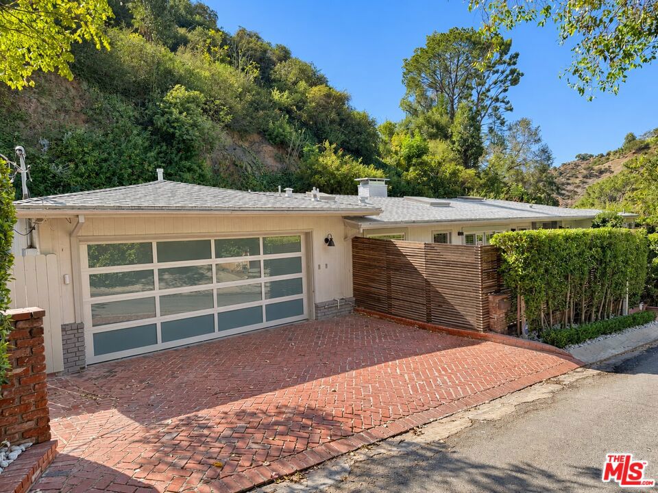Photo of 9520 Gloaming Drive, Beverly Hills, CA 90210 (MLS # 26718871)