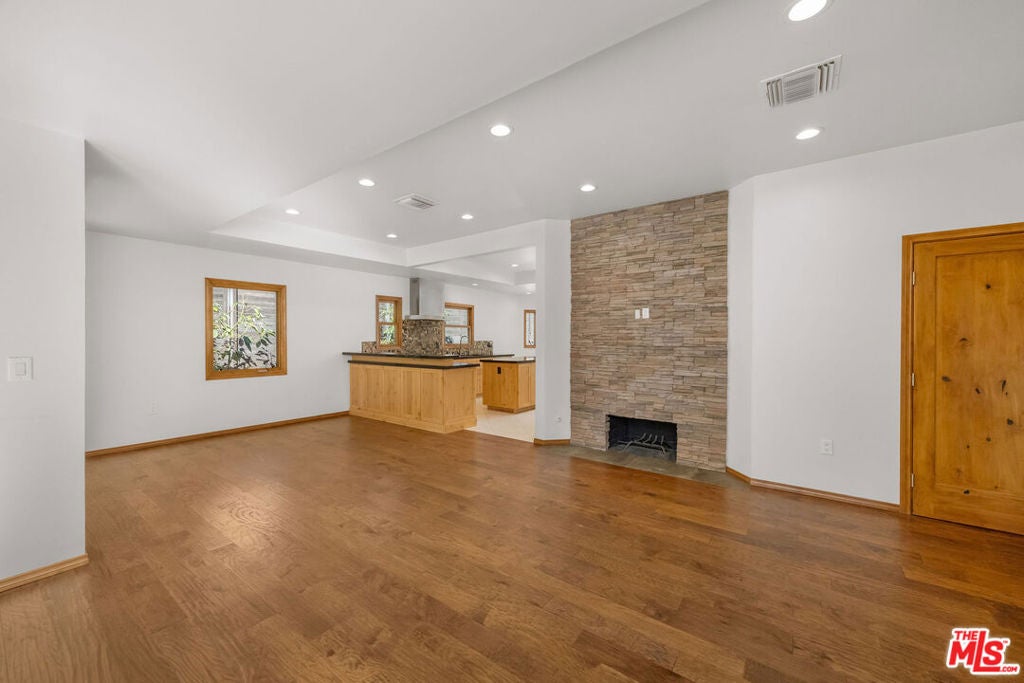 3058 Hollycrest Place