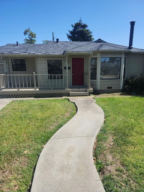 Photo of 216 Toyon Avenue, Salinas, CA 93906 (MLS # ML82044613)