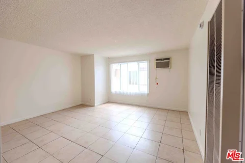 MLS: 26985331