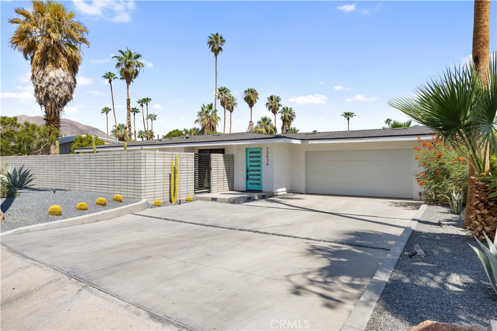 Gorgeous Home in South Palm Desert!
This stunning remodeled home features 2 bedrooms, 2 bathrooms and a bonus room off of garage.
Top of the line Kitchen appliances, and a beautiful wet bar compliment this cozy home ready for move in.
Open concept dining and living area with beautiful countertops in kitchen and stylish flooring throughout.
The backyard is a tranquil oasis with large pool and perfectly appointed grounds, with seating for entertaining or relazing by the pool.
There is a lovely front closed courtyard with privacy outside of primary bedroom with well appointed landscaping throughout.
Don't miss this incredible opportunity to lease this one of a kind turn key home!