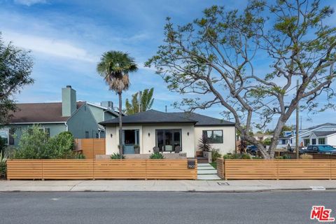 Photo of 7803 Vicksburg Avenue, Los Angeles, CA 90045 (MLS # 26746479)