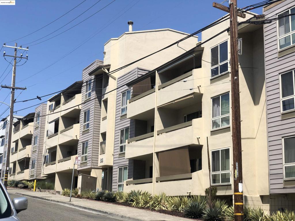 Top floor unit features one bed and one bath. Unit has an updated kitchen with granite counters and cabinets. Spacious bedroom with three closets. The building is walking distance to Whole Food, Lake Merritt, restaurants and many more. Close to 580 freeway.