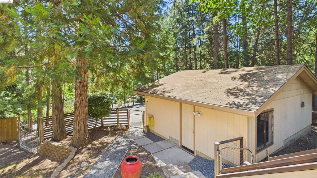 16961 Columbia River Dr