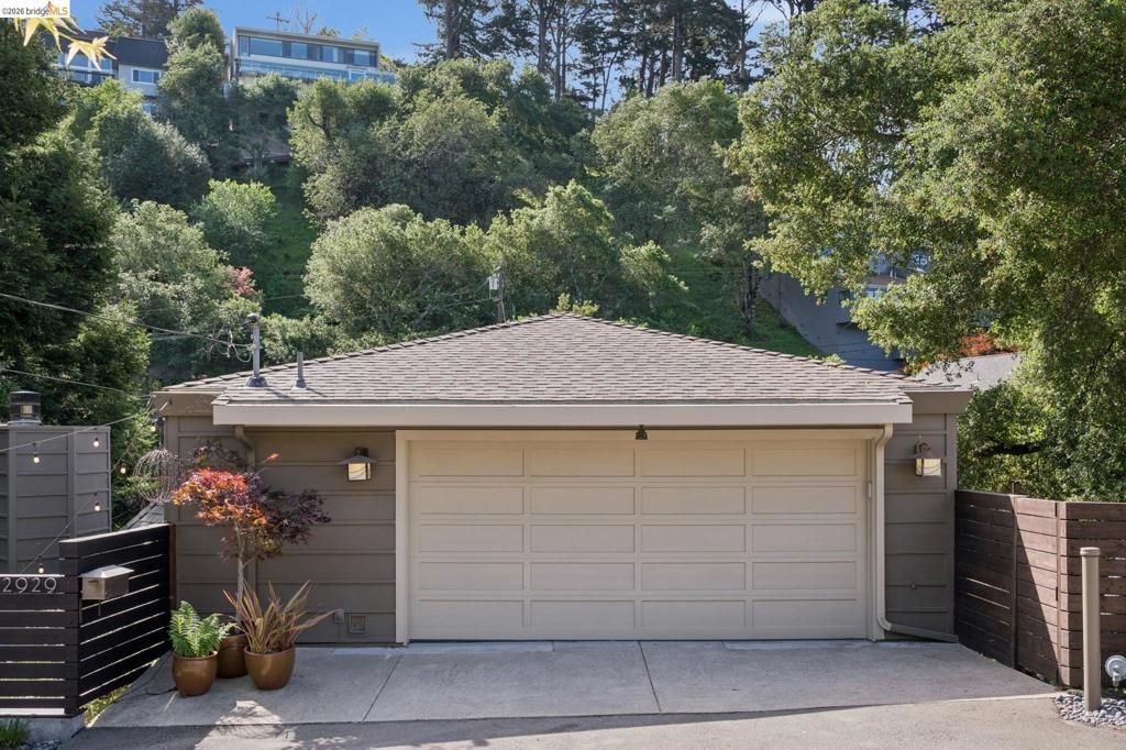 Photo of 2929 HOLYROOD DRIVE Dr, Oakland, CA 94611 (MLS # 41128875)