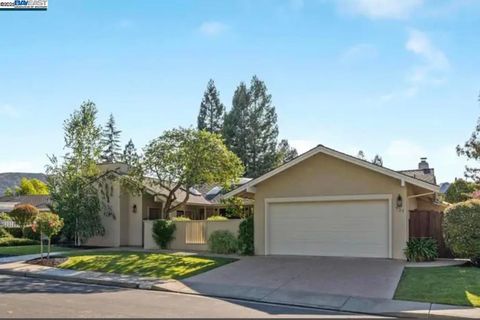 Photo of 131 Clover Hill Ct Ct, Danville, CA 94526 (MLS # 41118535)