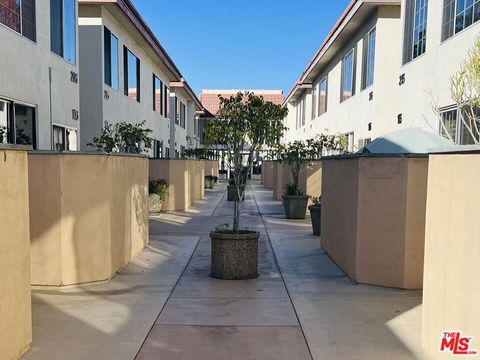 Photo of 18640 Collins Street #216, Tarzana, CA 91356 (MLS # 26702631)