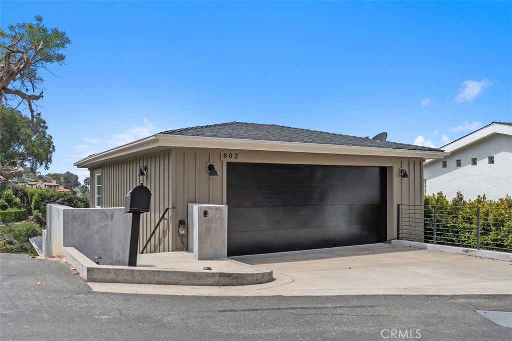 Photo of 802 Summit DR, Laguna Beach, CA 92651 (MLS # LG26158143)