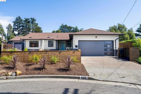 Photo of 8618 Edgehill Court Ct, El Cerrito, CA 94530 (MLS # 41132733)