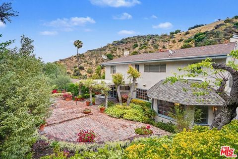Photo of 3563 Stone Canyon Avenue, Sherman Oaks, CA 91403 (MLS # 26830943)