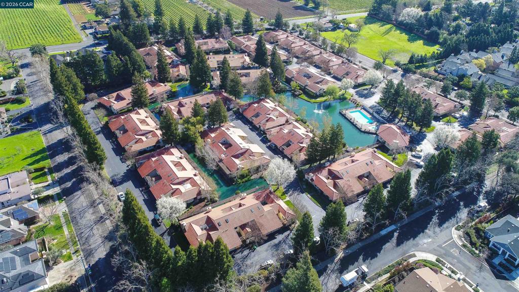 11 Fountain Grove Cir