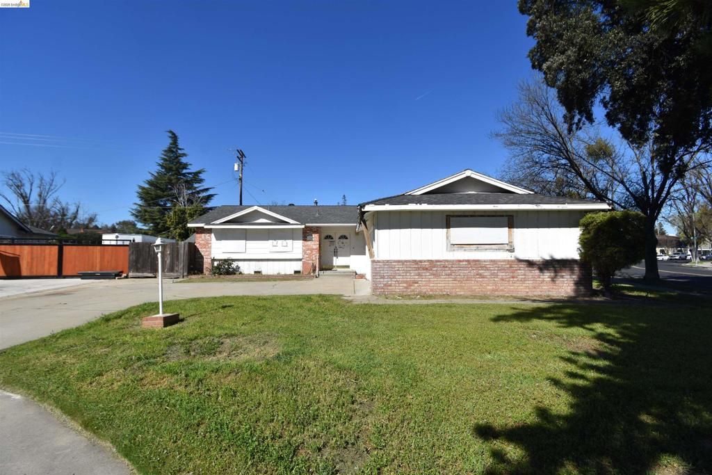 Photo of 1013 Colonial Ct, Modesto, CA 95350 (MLS # 41128925)