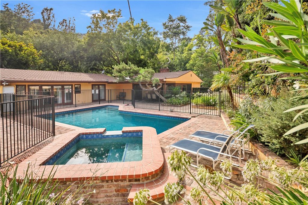 Photo of 2500 Benedict Canyon Dr, Beverly Hills, CA 90210 (MLS # AR26077232)