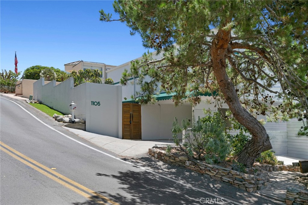 1105 Summit Drive, Laguna Beach CA 92651 - Photo 23