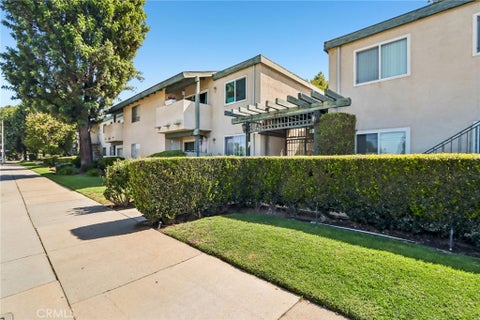 Photo of 10636 Woodley Ave #43, Granada Hills, CA 91344 (MLS # SR26076676)