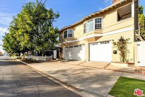 Photo of 13901 Albers Street, Sherman Oaks, CA 91401 (MLS # 25614287)