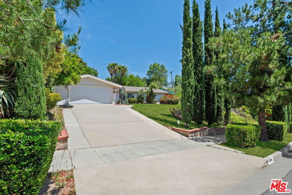 Photo of 20315 Clark Street, Woodland Hills, CA 91367 (MLS # 25542415)
