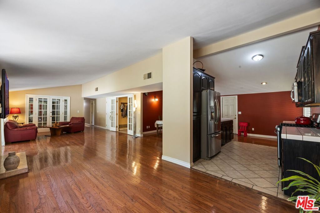 Photo of 20315 Clark Street, Woodland Hills, CA 91367 (MLS # 25542415)