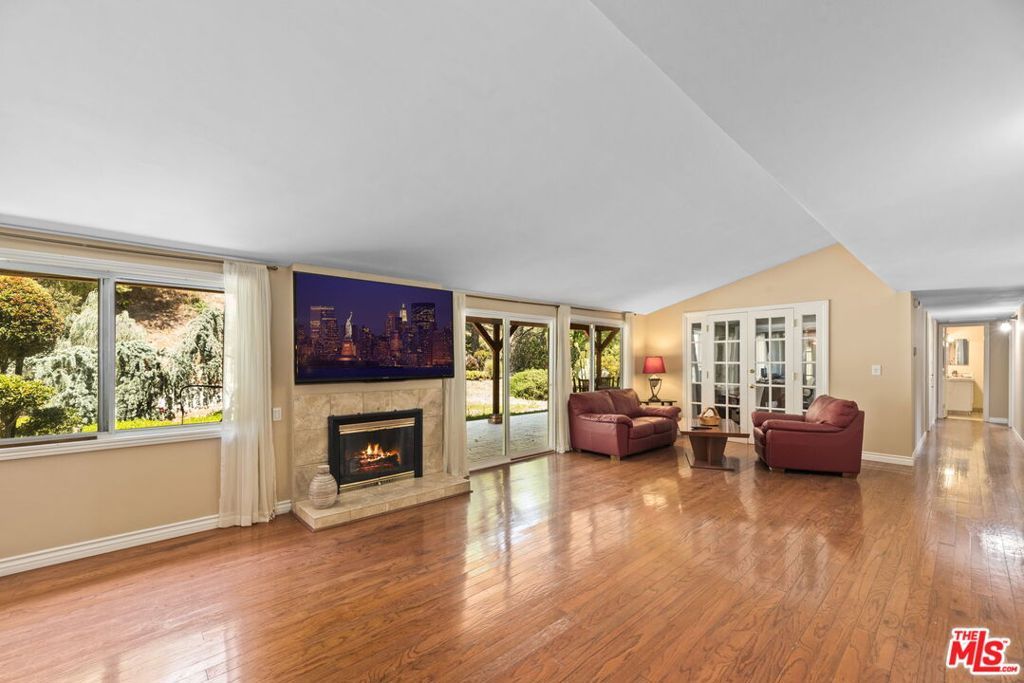 Photo of 20315 Clark Street, Woodland Hills, CA 91367 (MLS # 25542415)