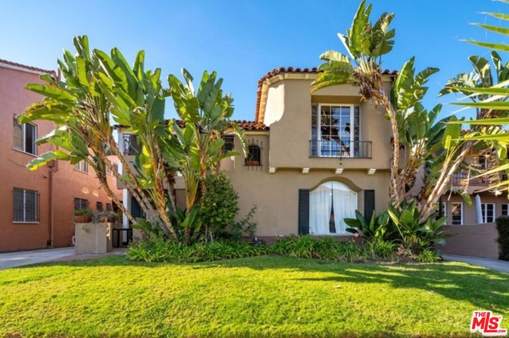 A stunning and well maintained South Cathay Circle upper duplex with large bright rooms, refinished hardwood flooring, granite kitchen with maple cabinets and newer appliances. There is a private shared yard. The unit is equipped with A/C and a washer/dryer. Tandem parking is included.