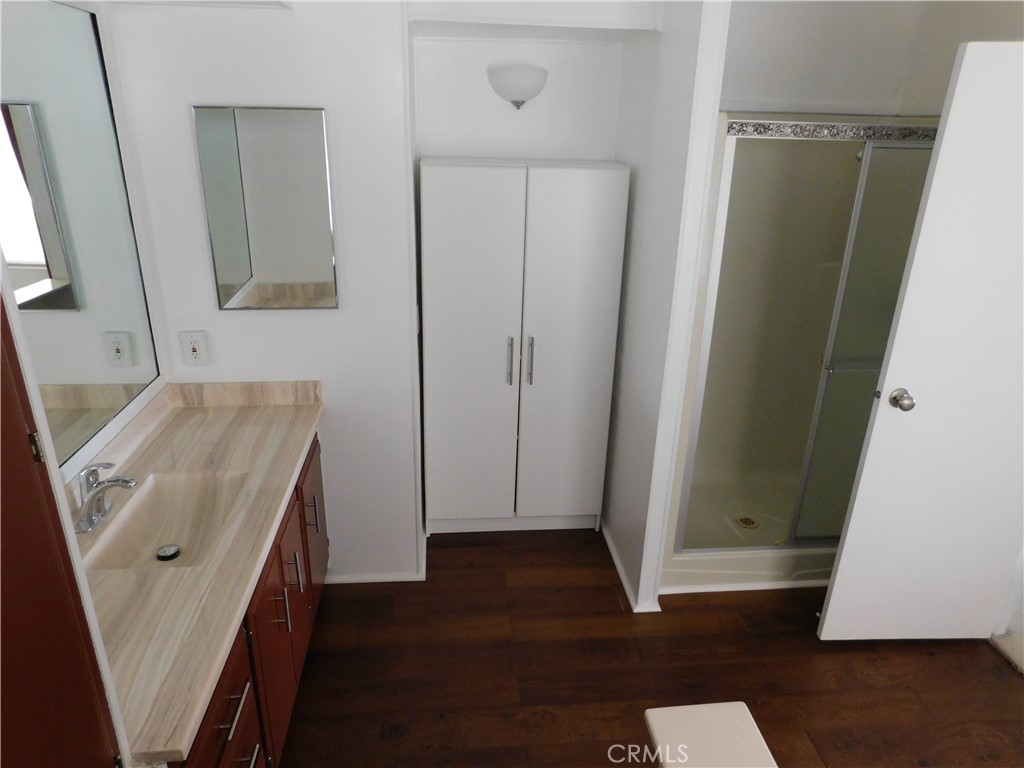 1525 W Oakland Avenue 99