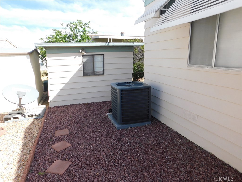 1525 W Oakland Avenue 99