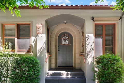 Photo of 430 La Loma Road, Pasadena, CA 91105 (MLS # P1-28895)
