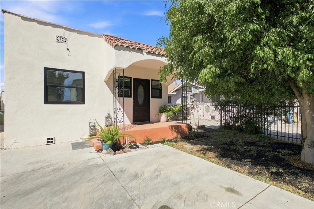 Photo of 123 E 108th ST, Los Angeles, CA 90061 (MLS # CV26195512)