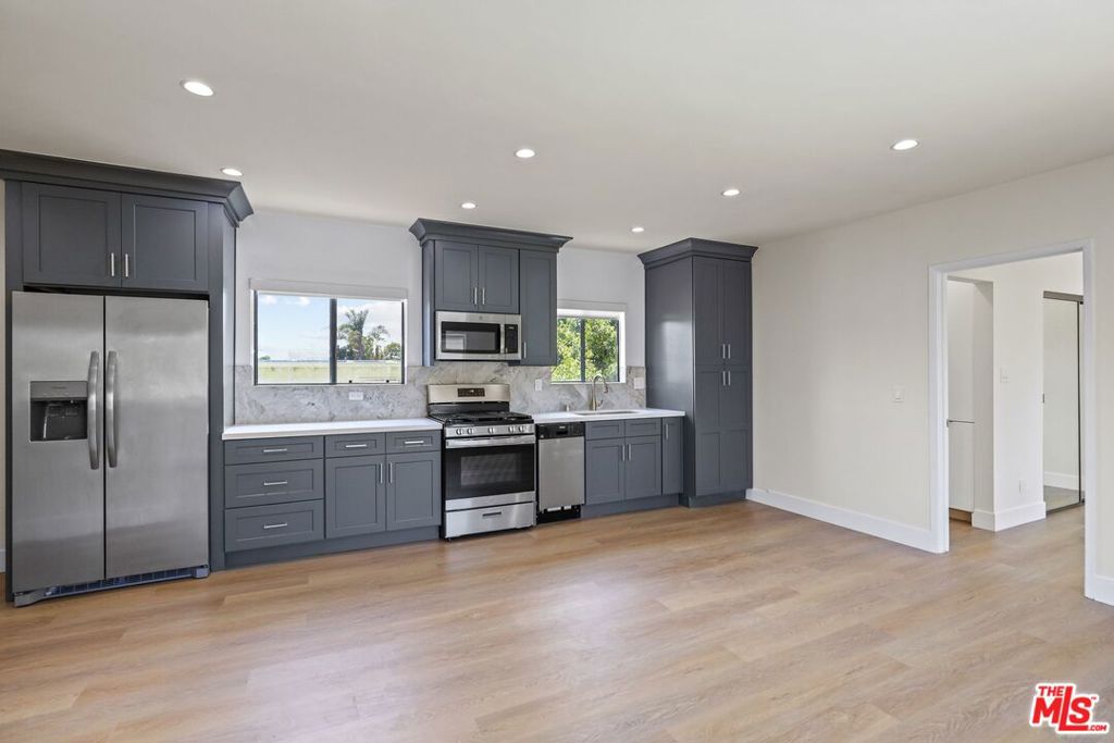 Welcome to Penmar Superba by Wiseman, located in Venice. This boutique property features one and two-bedroom one-bathroom apartment homes that range from 600 to 1000 sq. ft.