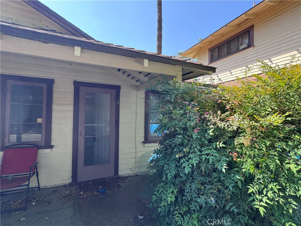 This charming studio home is ready for its next tenant! Ideally located just minutes from Downtown Riverside, this property offers the perfect blend of comfort and convenience. Whether you’re a student looking for a quiet place to study, or a couple just starting off, this home provides a welcoming space to make your own.
Step inside to find a bright, open layout with plenty of natural light. The living area is both cozy and functional, while the kitchen provides ample space for cooking and dining. The bedroom offers a peaceful retreat, and the full bath is clean and well-maintained.
Enjoy being close to local dining, shops, entertainment, and schools—everything you need is just a short drive or walk away. Plus, with easy freeway access, commuting around Riverside and to neighboring cities is a breeze. 1 assigned parking spot for tenant and plenty of street parking.
Don’t miss this wonderful lease opportunity—a comfortable and affordable option in one of Riverside’s most convenient locations!