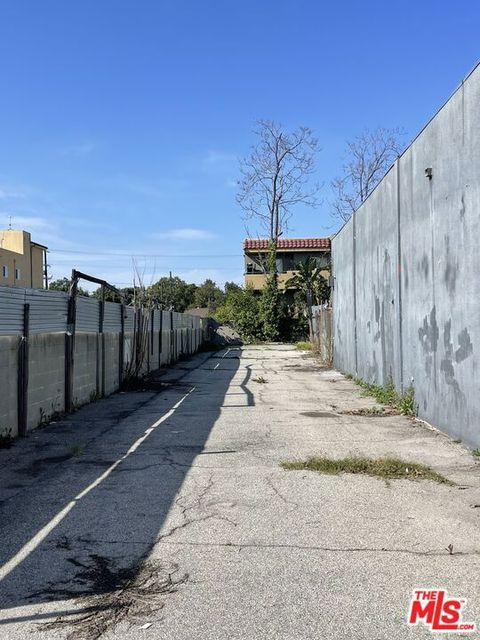 Photo of 7141 Baird Avenue, Reseda, CA 91335 (MLS # 26648883)