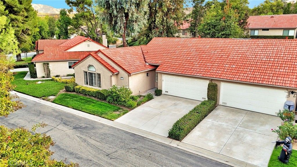 Photo of 20065 Avenue Of The Oaks, Newhall, CA 91321 (MLS # SR25240592)
