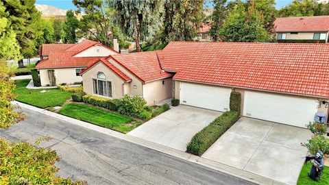 Photo of 20065 Avenue Of The Oaks, Newhall, CA 91321 (MLS # SR25240592)