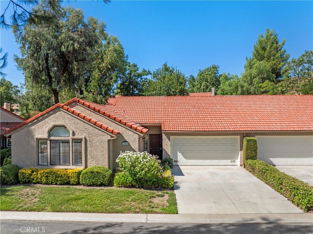 Photo of 20065 Avenue Of The Oaks, Newhall, CA 91321 (MLS # SR25240592)
