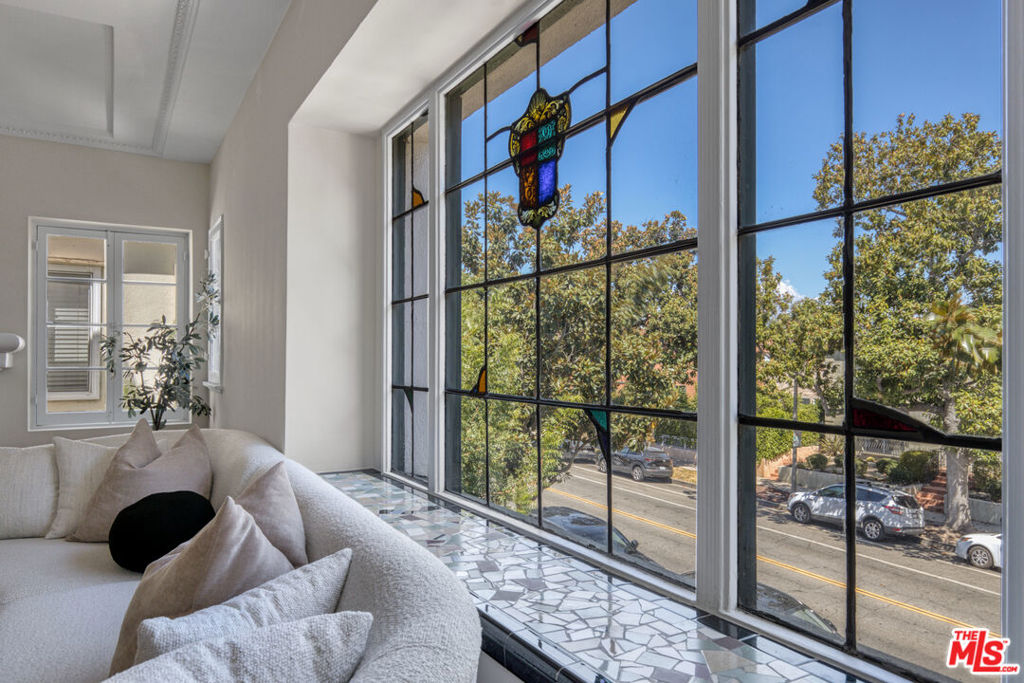 Properties 1 437 S Doheny Drive