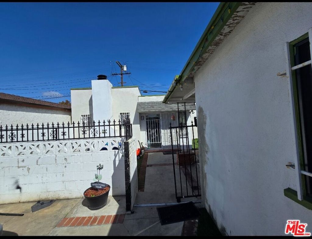 Photo of 611 W 109th Street, Los Angeles, CA 90044 (MLS # 25512683)