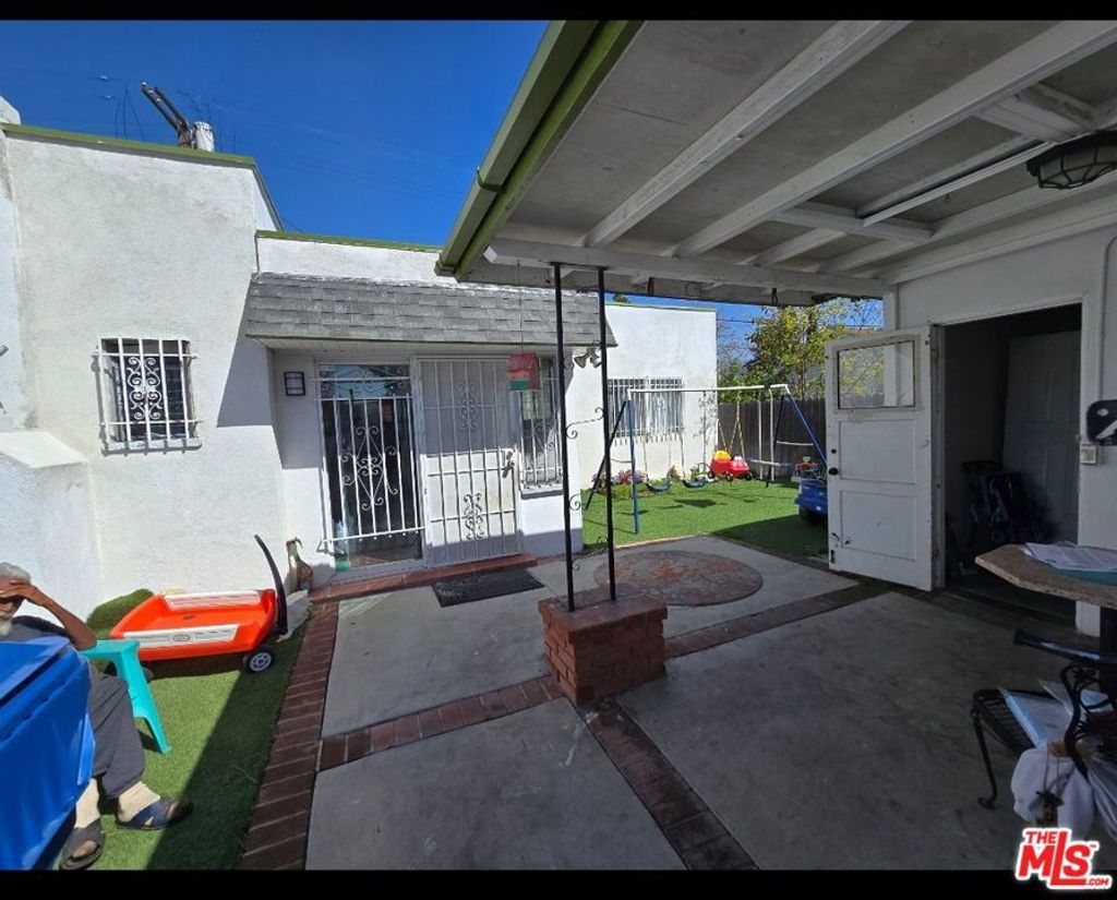 Photo of 611 W 109th Street, Los Angeles, CA 90044 (MLS # 25512683)