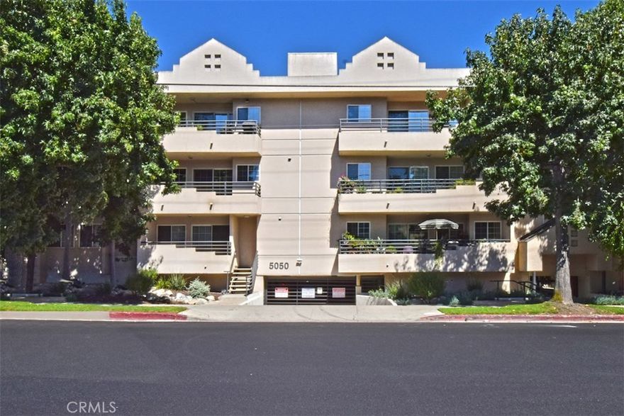 Very spacious and bright condo with a contemporary feel. Centrally located in desirable Sherman Oaks and close to many restaurants and shops. Separate dining room, open kitchen with nice appliances, custom track lighting and balcony. Oversized living room that offers many options for furniture placement and an alcove for an office, exercise area etc, Large master suite and second bedroom. Enjoy freshly cleaned carpet and laundry in unit. Clean and tranquil complex offers sparkling pool, gym and sauna.