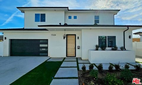 Photo of 15224 W Holyland Dr, Van Nuys, CA 91411 (MLS # 26650959)
