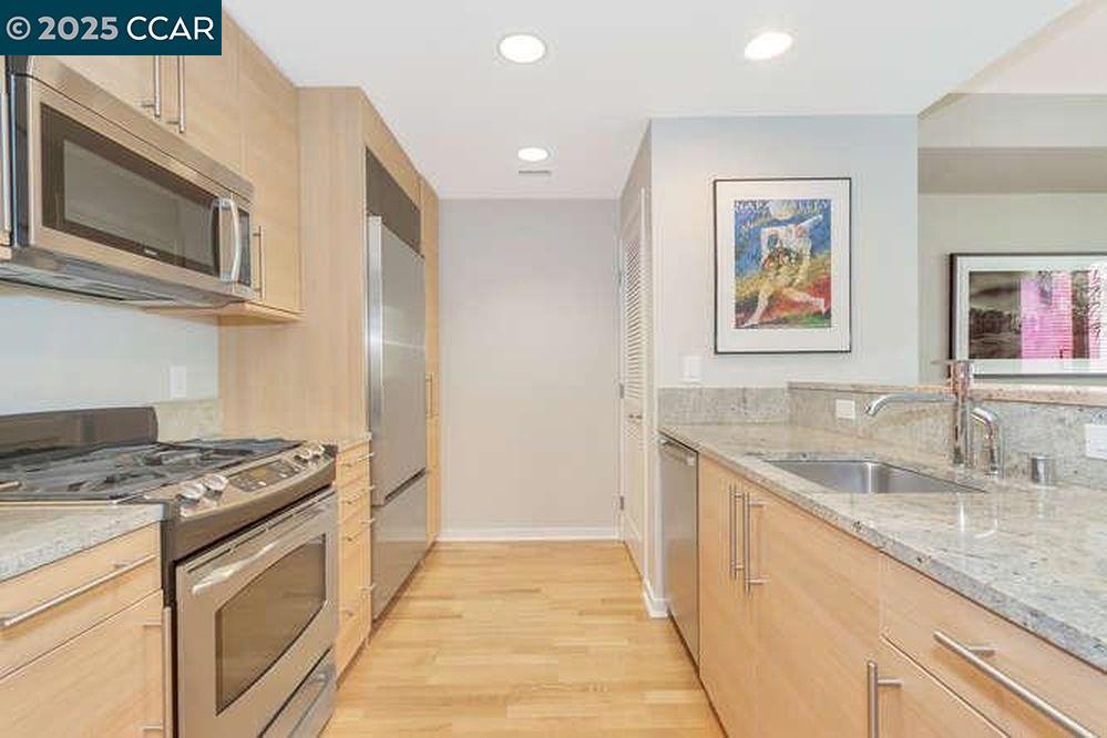 DOWNTOREEK - Residential Lease