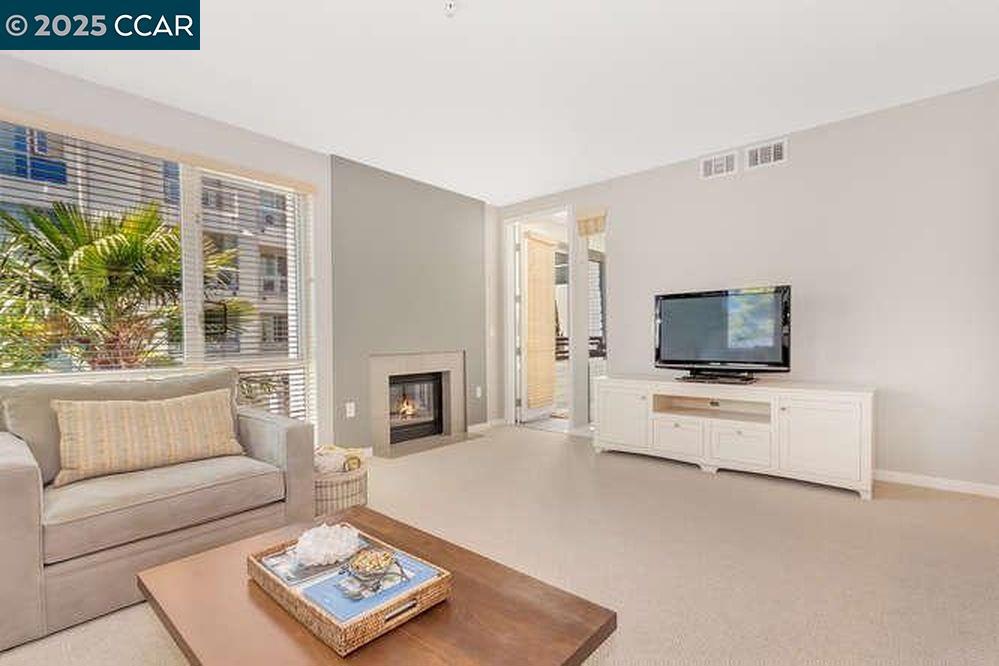 DOWNTOREEK - Residential Lease