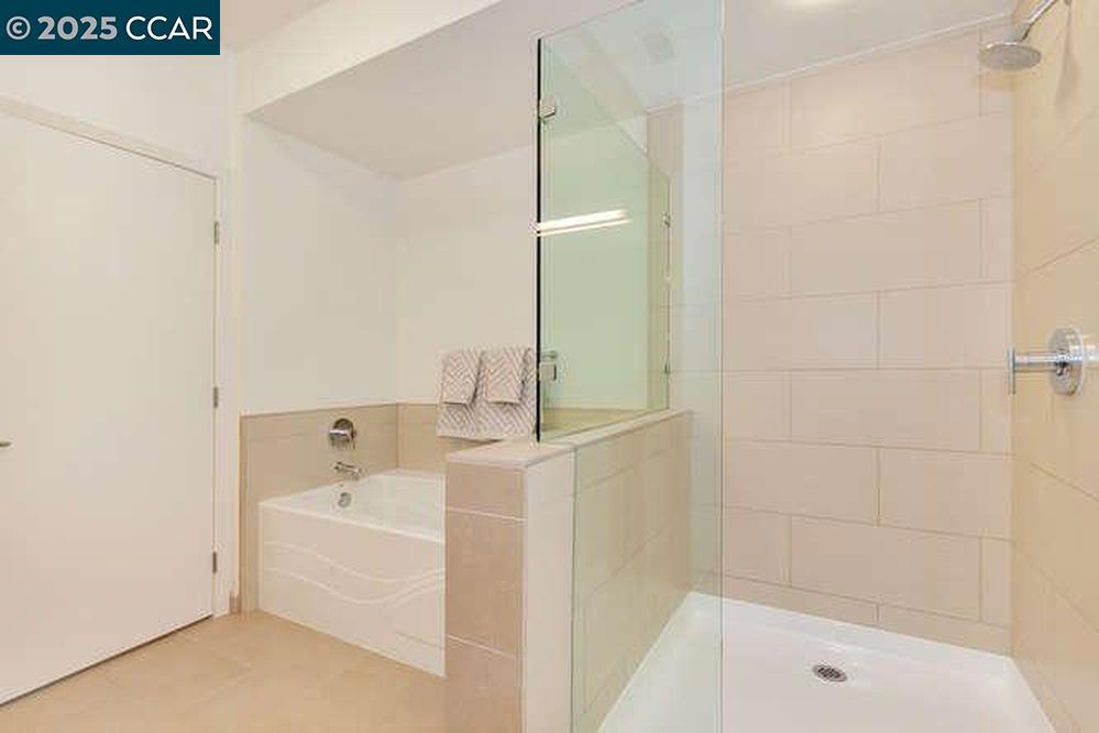 DOWNTOREEK - Residential Lease